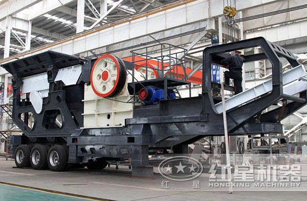 颚式移动破碎站-工作人员套车准备发货 颚式移动破碎站-工作人员套车准备发货