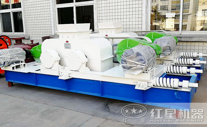 白色对辊式破碎机正面图 白色对辊式破碎机正面图