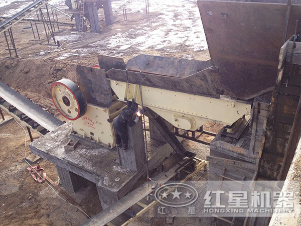 工作人员现场安装碎石给料机