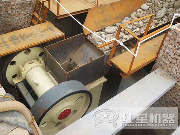 碎石给料机给料现场