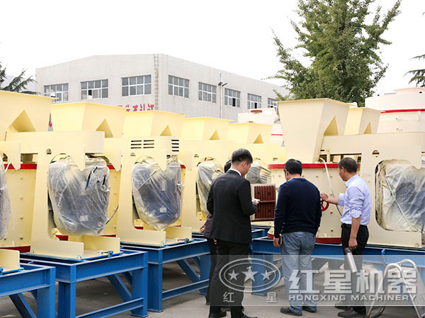 客户到厂考察复合破碎机